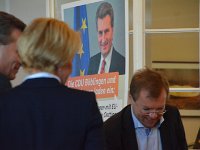 Günther Oettinger betritt von links den Saal.